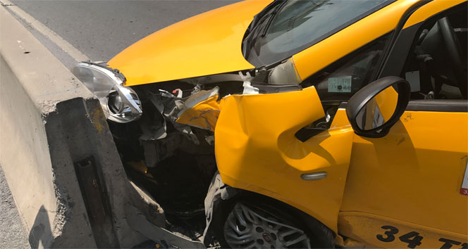Şişli’de ticari taksi beton bariyerlere çarptı: 1 yaralı