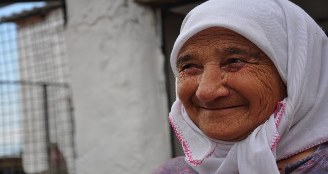 Milas’ta yaşlı kadına vatandaşlar sahip çıktı