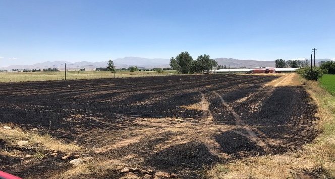 Korkuteli’de 12 dönüm tarım arazisi yandı