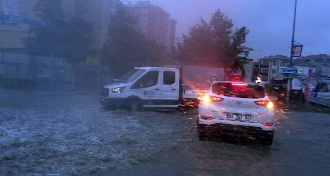 İstanbul’da beklenen şiddetli yağmur dolu ile birlikte geldi