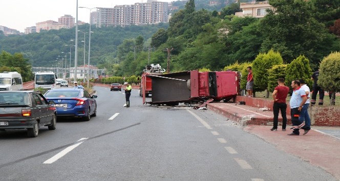 Zonguldak’ta kamyon devrildi: 2 yaralı