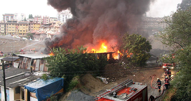 Kağıthane&#039;de yıldırım düşen fabrikada yangın çıktı