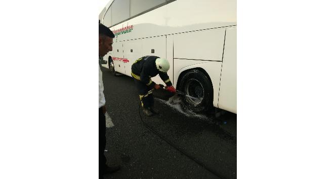 Seyir halindeki otobüsün tekeri yandı