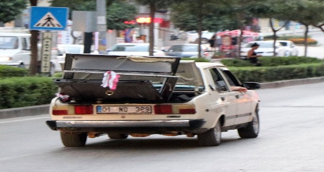 Çöpten aldığı çelik kapıyı otomobilin bagajında taşıdı