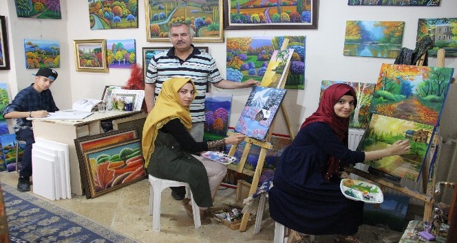 Ressam Hasan Kara’dan, Iraklı 3 mülteciye ücretsiz resim kursu