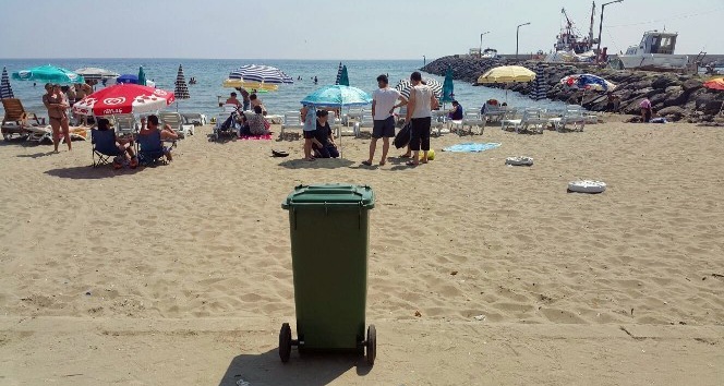 Plajlara tekerlekli çöp kutuları