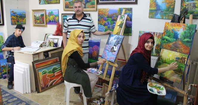 Ressam Hasan Kara&#039;dan, Iraklı 3 mülteciye ücretsiz resim kursu