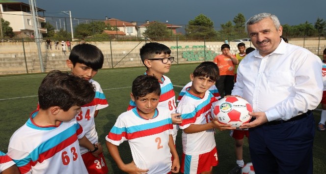 Başkan Baran, genç sporculara futbol topu dağıttı