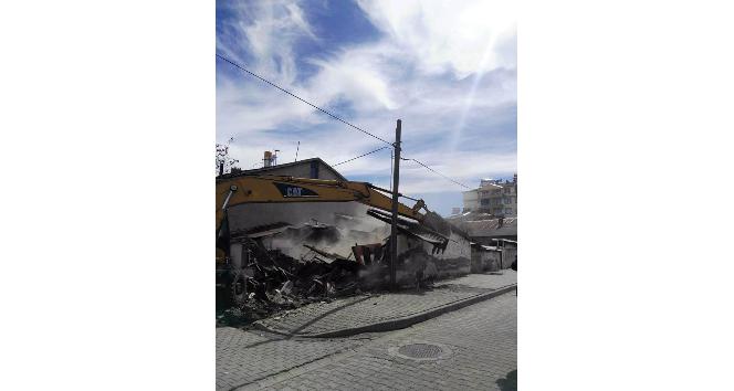 Bingöl’de 70 metruk yapı yıkıldı