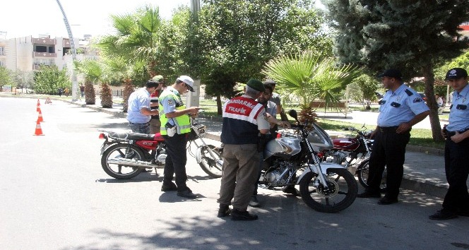 Jandarma ile polis ortaklaşa motosikletler üzerinde uygulama yaptı