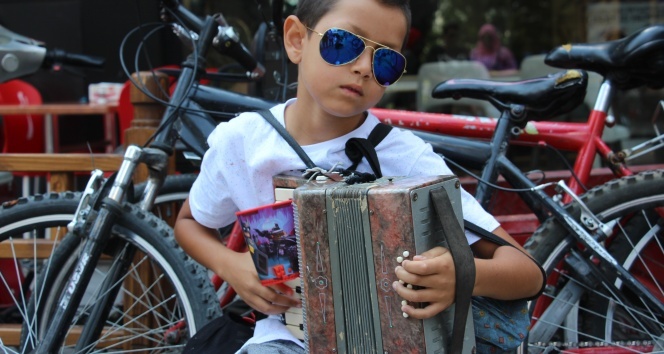 9 yaşındaki Akordeoncu Alex&#039;ten sokak resitali