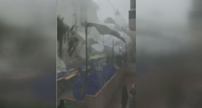 Şiddetli fırtına, Üsküdar&#039;daki pazar yerini savaş alanına çevirdi
