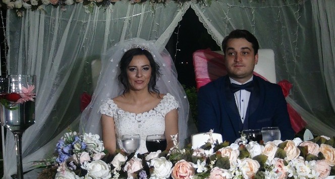 Şehit polisin meslektaşları, kızını düğününde yalnız bırakmadı