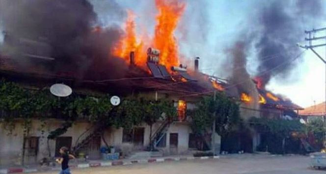 Ekmek yaparken çıkan yangın 6 evi kül etti