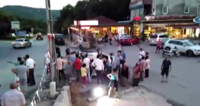 Beykoz’da araç takla attı, vatandaşlar yolu trafiğe kapattı