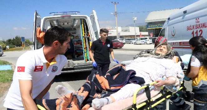 Hasta taşıyan ambulans kaza yaptı: 1 yaralı
