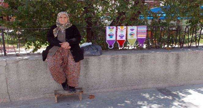 71 yaşındaki kadın 7 yıldır duvar üzerinde lif satıyor
