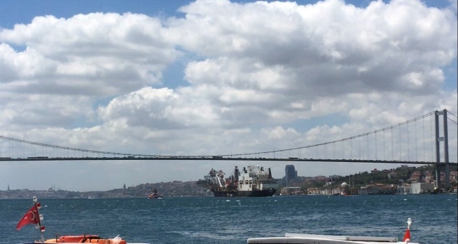 Türk Akımı boru hattı inşaatına boruları indiren şantiye gemisi İstanbul Boğazı’ndan geçti