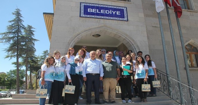 Türkçe yaz okuluna katılan öğrenciler Nevşehir Belediyesini ziyaret etti