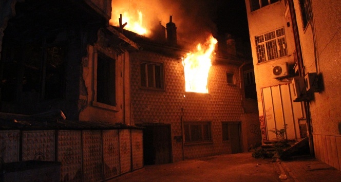 Kullanılmayan binada çıkan yangın 1 saatte kontrol altına alındı