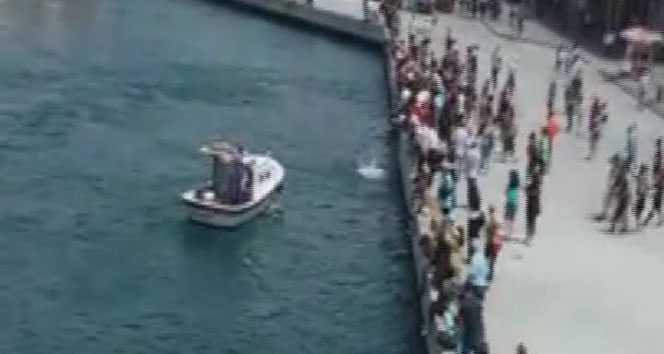Kadıköy&#039;de denize düşen kadını vatandaşlar kurtardı
