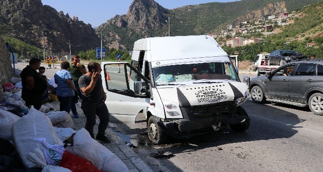 Fındık işçilerini taşıyan minibüs Gümüşhane’de kaza yaptı: 26 yaralı