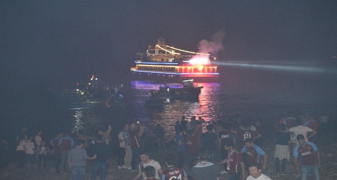 Trabzonspor’da meşaleli kutlama