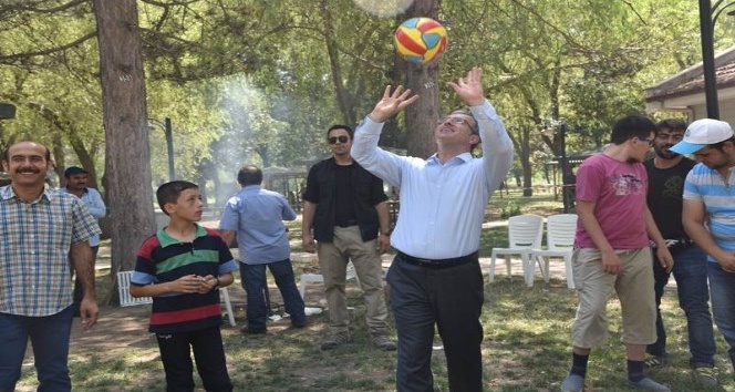Vali Toraman, özel çocuklarla piknikte top oynadı