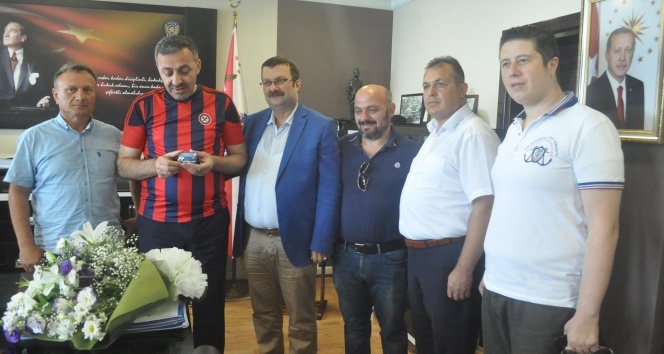 Emniyet müdürü misafirlerini formayla karşıladı