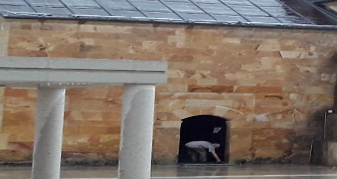 Yağmurdan kaçan vatandaş camiye sığındı
