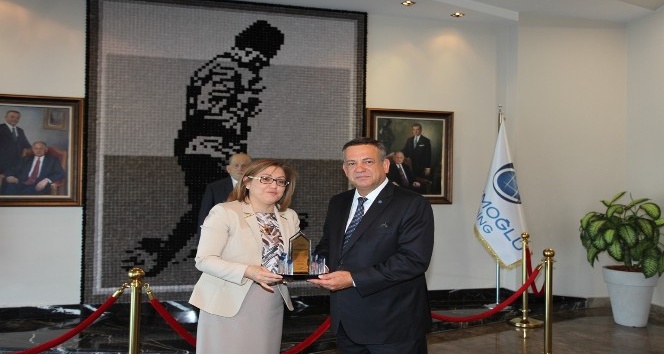 Şahin’den Merinos Halıya teşekkür plaketi