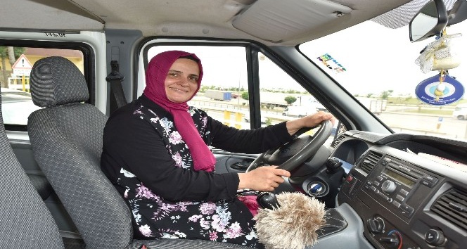 Trabzon’da ayın şoförü 18 yıldır öğenci servisi şoförlüğü yapan Ayşe Beşir oldu