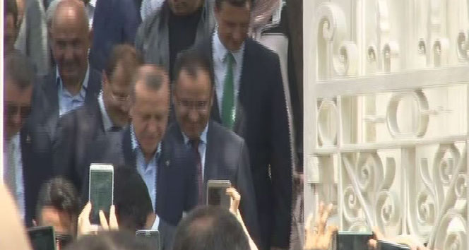 Cumhurbaşkanı Erdoğan, Yıldız Hamidiye Camii&#039;ne geldi