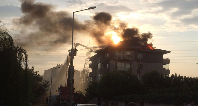 5 katlı binanın çatısı alev alev yandı |Bursa haberleri