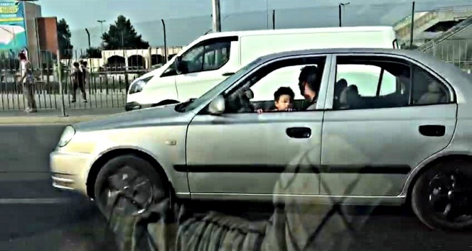Şoför mahalline oturttuğu çocukla tehlikeli yolculuk