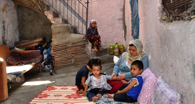 Diyarbakır’da temizliğe gitmesi yasaklanan Ayşe Töra iş istiyor