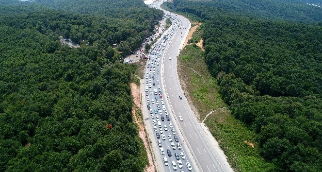 (Özel Haber) Şile’de kilometrelerce araç trafiği havadan görüntülendi