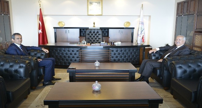 Başkan Akdemir Rektör Özer’i ziyaret etti