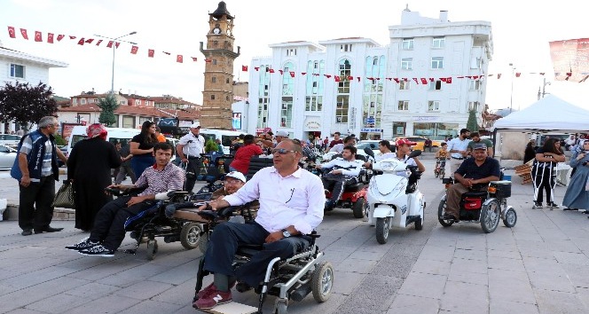 Yozgat’ta engelliler akülü araçlarıyla yarıştı