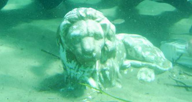 Denizaltı heykellerini tarihi eser sanıp çalıyorlar