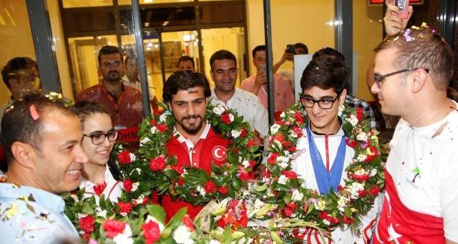 Dünya şampiyonu Muhammet Emin Bay&#039;a havalimanında davullu zurnalı karşılama