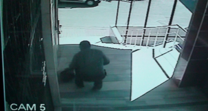 Sultanbeyli&#039;de camiye giren hırsız projeksiyon cihazını çaldı