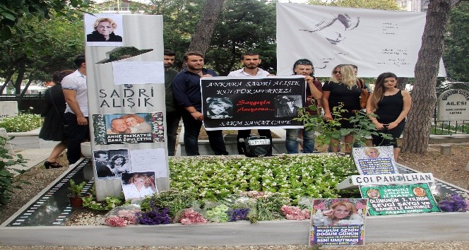 Çolpan İlhan doğum gününde mezarı başında anıldı