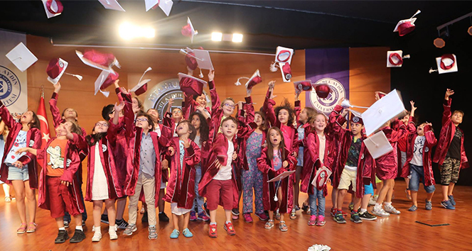 İAÜ Çocuk Üniversitesi’nde mezuniyet heyecanı