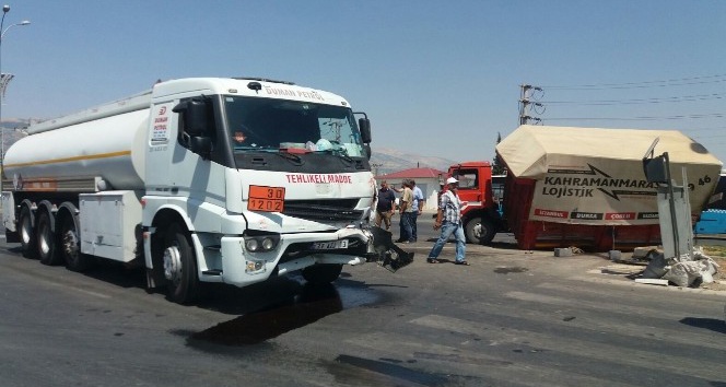 Tankerle kamyonet çarpıştı: 2 yaralı