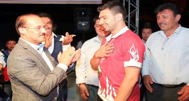 Engelleri başarıya engel olmadı