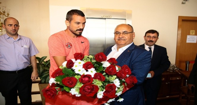 Başkan Hasan Can, Ümraniyespor yönetimi, teknik heyet ve futbolcularla bir araya geldi