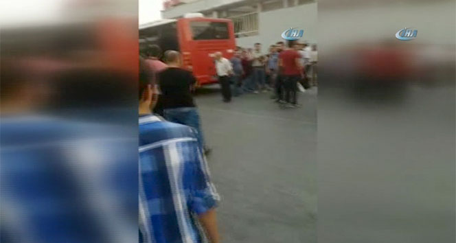 İzmir’de vatandaşlar geç gelen otobüse saldırdı