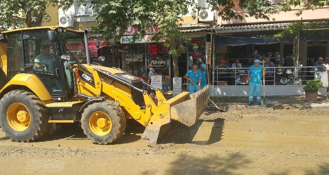 Çamura bulanan cadde ve sokakları Süleymanpaşa Belediyesi temizledi