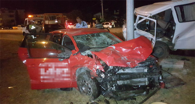 Samsun&#039;da minibüs ile otomobil çarpıştı: 4 yaralı